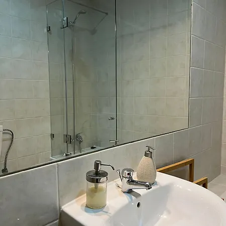 Bedooms With Shared Bathroom In Accommodation In Historic Largo Do Carmo Lisbon