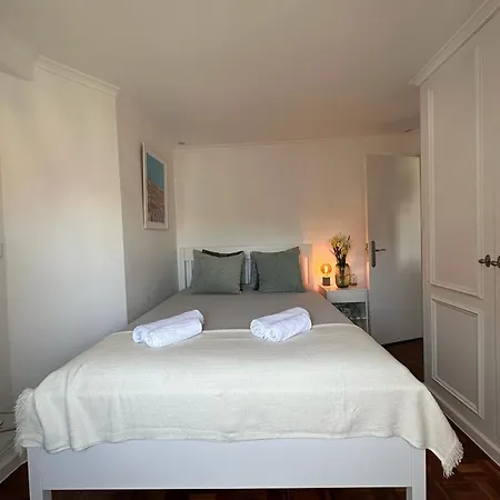 Bedooms With Shared Bathroom In Accommodation In Historic Largo Do Carmo * Lisbon