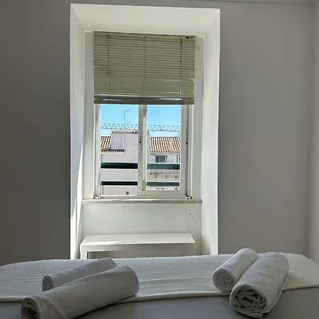Bedooms With Shared Bathroom In Accommodation In Historic Largo Do Carmo Homestay Lisbon