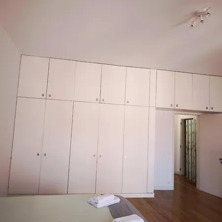 Bedooms With Shared Bathroom In Accommodation In Historic Largo Do Carmo *