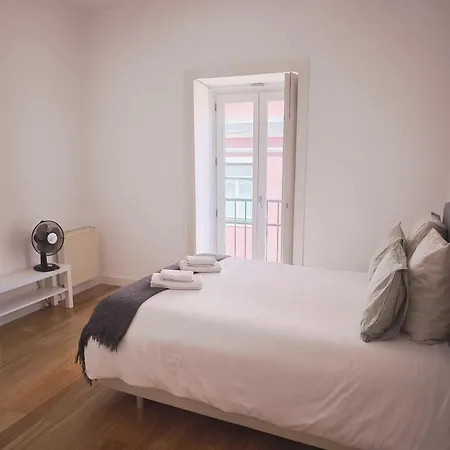 Bedooms With Shared Bathroom In Accommodation In Historic Largo Do Carmo Lisbon