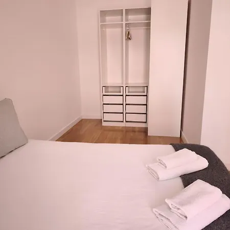 Homestay Bedooms With Shared Bathroom In Accommodation In Historic Largo Do Carmo