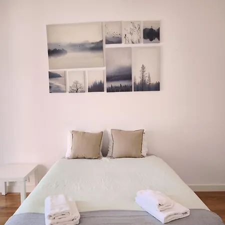 Homestay Bedooms With Shared Bathroom In Accommodation In Historic Largo Do Carmo Lisbon