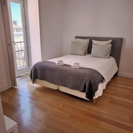 Homestay Bedooms With Shared Bathroom In Accommodation In Historic Largo Do Carmo Lisbon
