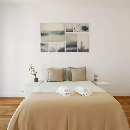 Bedooms With Shared Bathroom In In Historic Largo Do Carmo ホームステイ リスボン