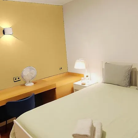 With Shared Bathrooms In Historic Camoes Square Alloggio in famiglia