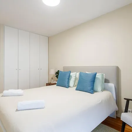 With Shared Bathrooms In Historic Camoes Square *