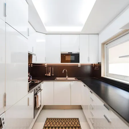 With Shared Bathrooms In Historic Camoes Square